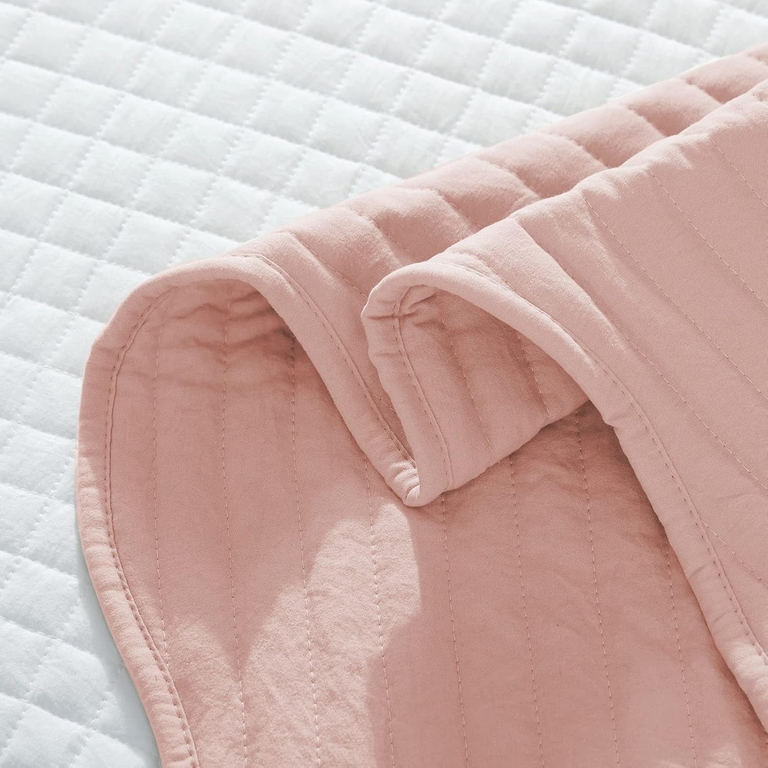 3-Piece King Quilt Set - Soft Warm Reversible Coverlet Bedspread Set (102 X 90 Inch) with 2 Pillow Sham (20 X 26 Inch), White and Pink