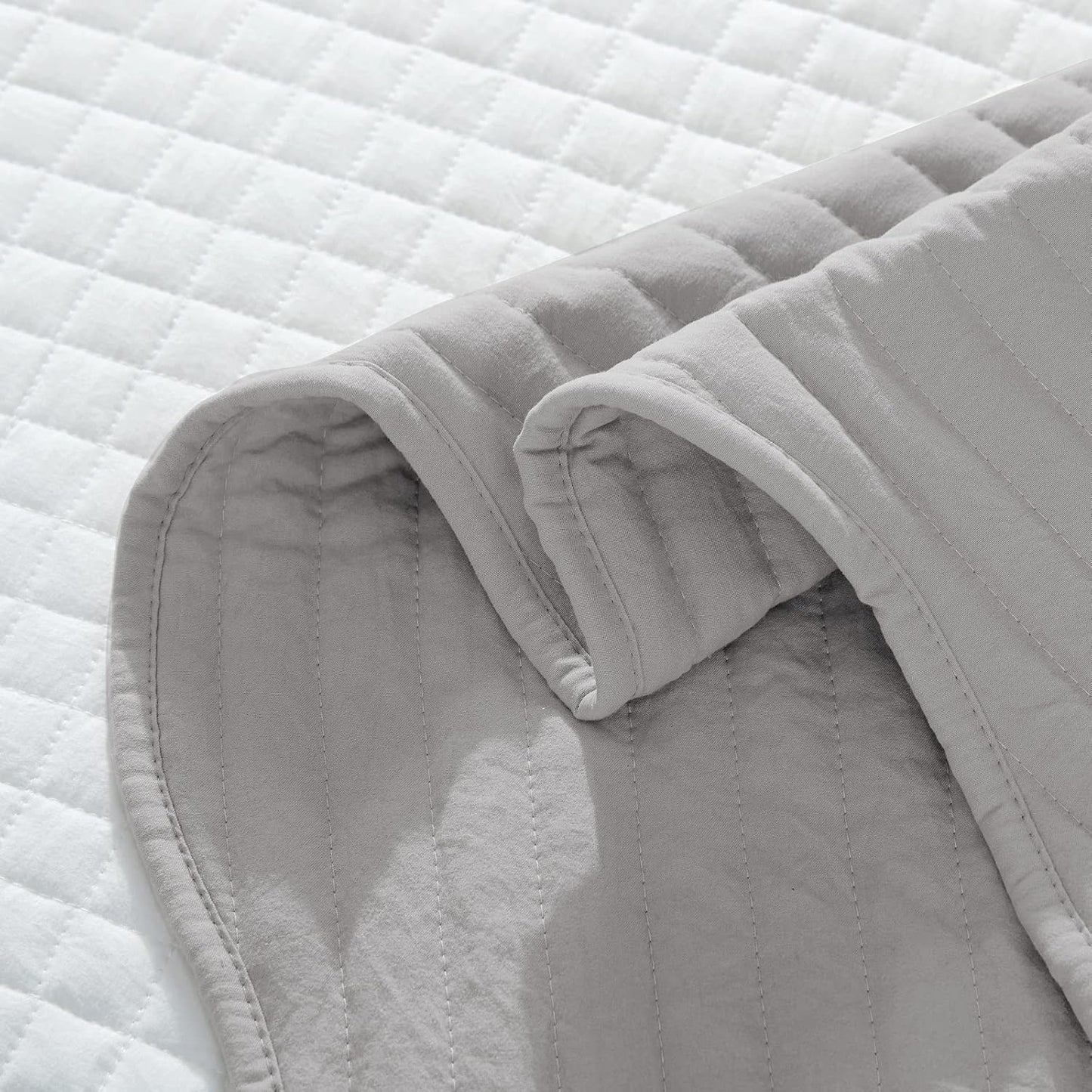 3-Piece Queen Quilt Set - Soft Warm Coverlet Bedspread Set (90 X 90 Inch) with 2 Pillow Sham (20 X 26 Inch), White and Grey
